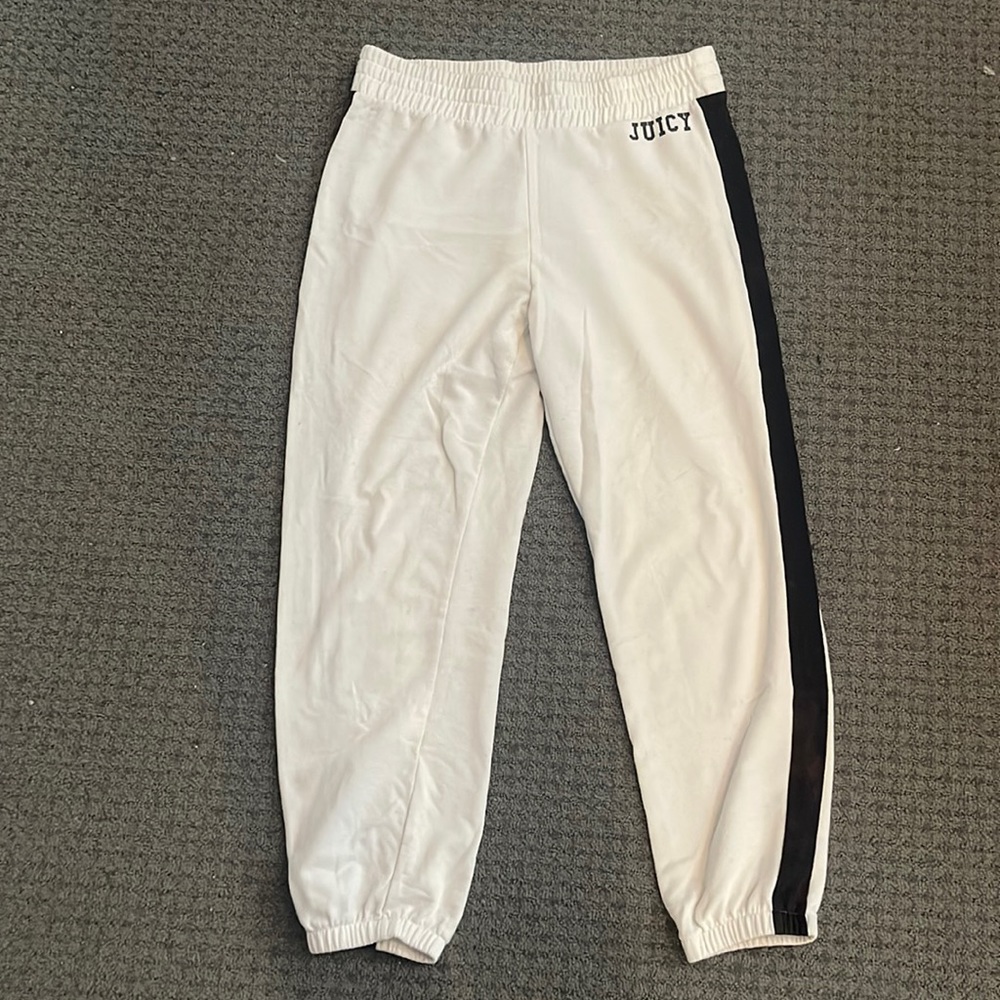 Juicy vintage sweatpants, small stain on back of legs but adds to vintage look!